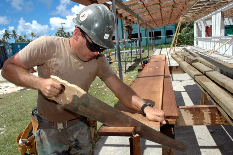 ebeniste-BORMES LES MIMOSAS-min_worker_construction_building_carpenter_male_job_build_helmet-893290